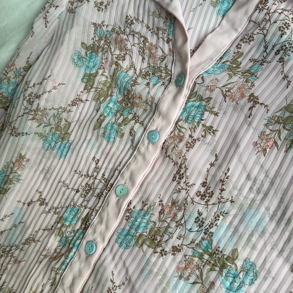 Pink Lipslide Floral Button up Top - Picture 4 of 9